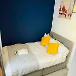 Semesterbostad Chic 5 Bedroom House With Private Parking & Garden