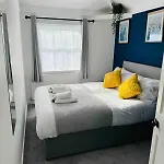 Semesterbostad Chic 5 Bedroom House With Private Parking & Garden