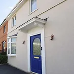 Chic 5 Bedroom House With Private Parking & Garden Semesterbostad *