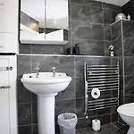 Chic 5 Bedroom House With Private Parking & Garden