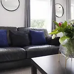 Semesterbostad Chic 5 Bedroom House With Private Parking & Garden