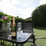 Chic 5 Bedroom House With Private Parking & Garden Semesterbostad *
