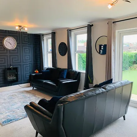 Chic 5 Bedroom House With Private Parking & Garden *
