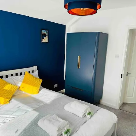 Chic 5 Bedroom House With Private Parking & Garden Semesterbostad
