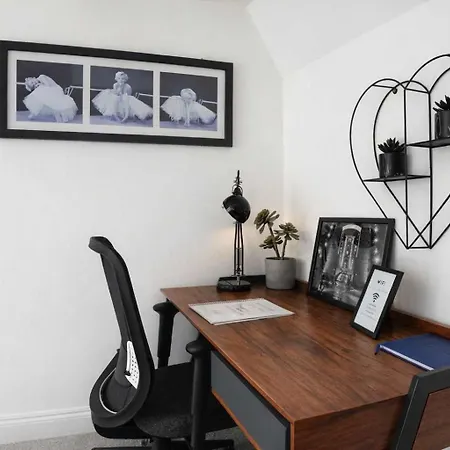 Сasa de vacaciones Chic 5 Bedroom House With Private Parking & Garden *