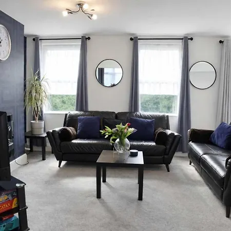 Chic 5 Bedroom House With Private Parking & Garden