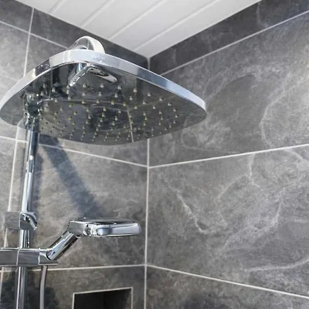 Chic 5 Bedroom House With Private Parking & Garden