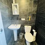 Chic 5 Bedroom House With Private Parking & Garden Feriehus *