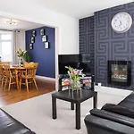 Chic 5 Bedroom House With Private Parking & Garden