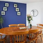 Chic 5 Bedroom House With Private Parking & Garden