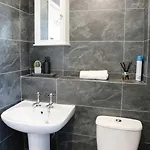 Chic 5 Bedroom House With Private Parking & Garden Feriehus *