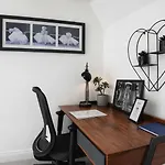 Casa de Férias Chic 5 Bedroom House With Private Parking & Garden *