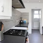 Chic 5 Bedroom House With Private Parking & Garden Feriehus