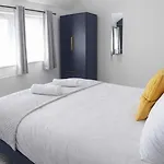 Feriehus Chic 5 Bedroom House With Private Parking & Garden