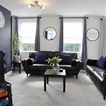 Chic 5 Bedroom House With Private Parking & Garden