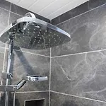 Chic 5 Bedroom House With Private Parking & Garden