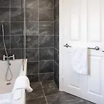 Feriehus Chic 5 Bedroom House With Private Parking & Garden *