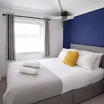 Feriehus Chic 5 Bedroom House With Private Parking & Garden *