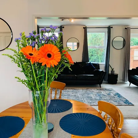 Chic 5 Bedroom House With Private Parking & Garden * Bristol