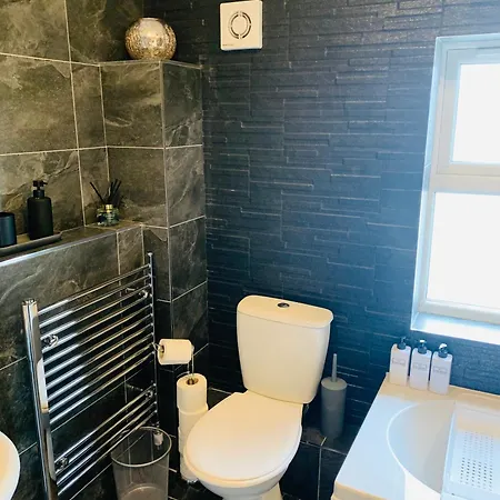 Будинок відпочинку Chic 5 Bedroom House With Private Parking & Garden *