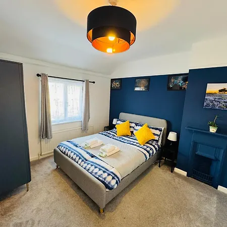 Chic 5 Bedroom House With Private Parking & Garden Feriehus