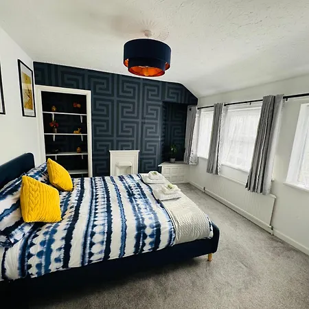 Semesterbostad Chic 5 Bedroom House With Private Parking & Garden Bristol