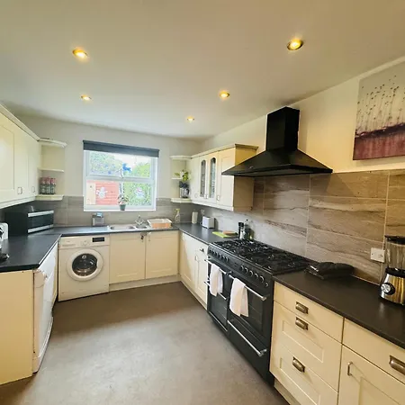 Chic 5 Bedroom House With Private Parking & Garden * Bristol