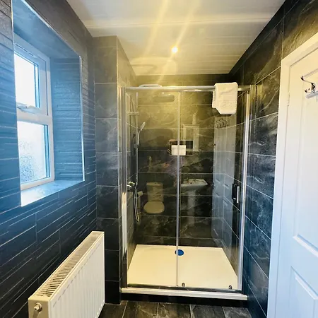 Будинок відпочинку Chic 5 Bedroom House With Private Parking & Garden