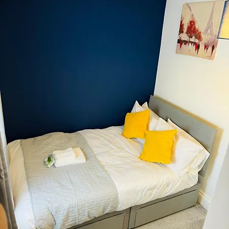 Chic 5 Bedroom House With Private Parking & Garden *