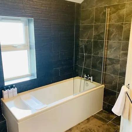 Chic 5 Bedroom House With Private Parking & Garden Будинок відпочинку