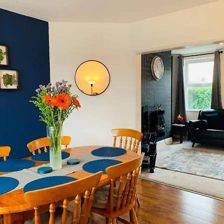 Chic 5 Bedroom House With Private Parking & Garden Dom wakacyjny *