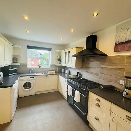 Chic 5 Bedroom House With Private Parking & Garden *