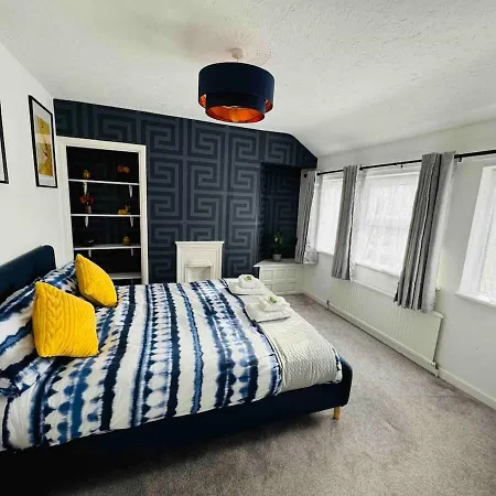 Chic 5 Bedroom House With Private Parking & Garden