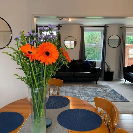 Vakantiehuis Chic 5 Bedroom House With Private Parking & Garden *