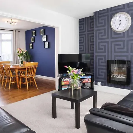 Chic 5 Bedroom House With Private Parking & Garden
