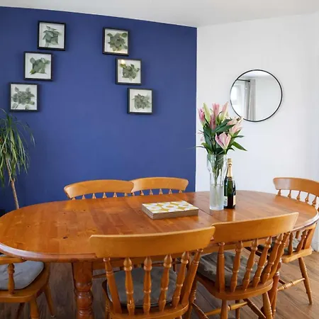 Chic 5 Bedroom House With Private Parking & Garden
