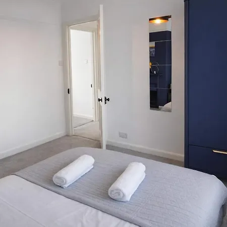 Chic 5 Bedroom House With Private Parking & Garden