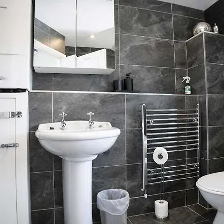 Chic 5 Bedroom House With Private Parking & Garden