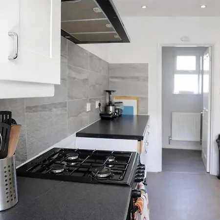 Chic 5 Bedroom House With Private Parking & Garden Holiday home