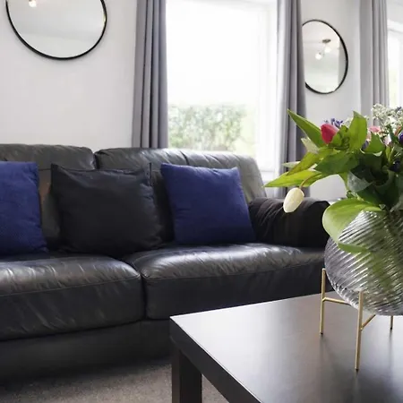 Holiday home Chic 5 Bedroom House With Private Parking & Garden