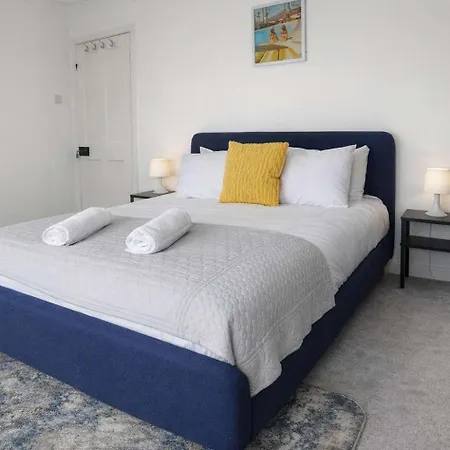 Chic 5 Bedroom House With Private Parking & Garden *