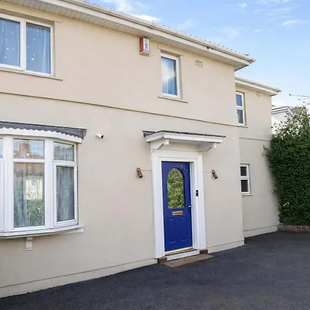 Holiday home Chic 5 Bedroom House With Private Parking & Garden *