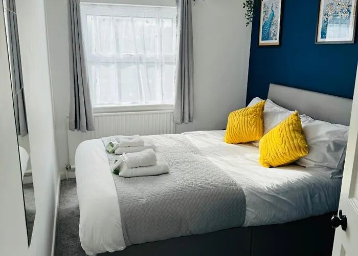 Chic 5 Bedroom House With Private Parking & Garden