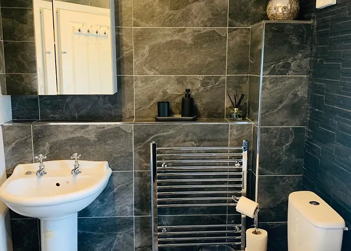 Chic 5 Bedroom House With Private Parking & Garden Semesterbostad