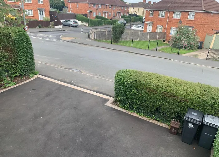 Semesterbostad Chic 5 Bedroom House With Private Parking & Garden Bristol