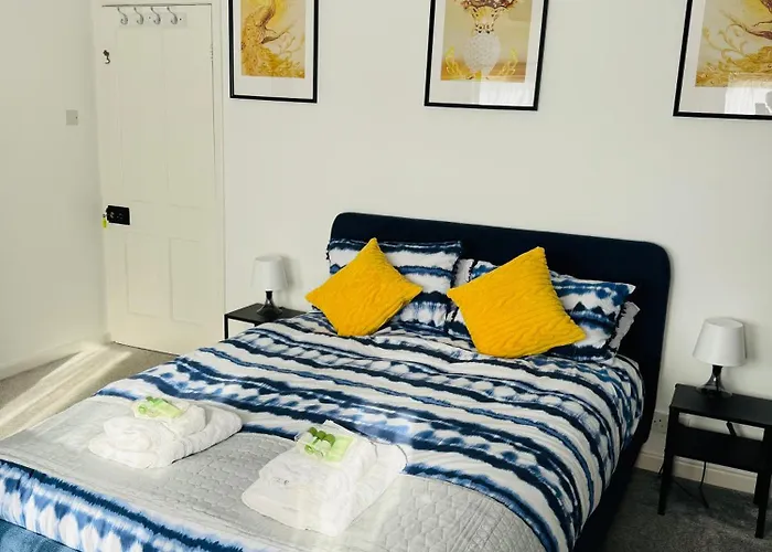 Feriehus Chic 5 Bedroom House With Private Parking & Garden