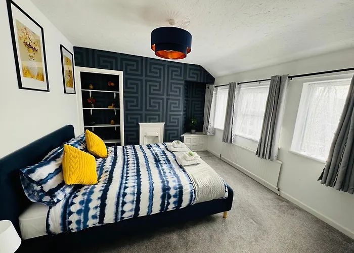 Semesterbostad Chic 5 Bedroom House With Private Parking & Garden Bristol