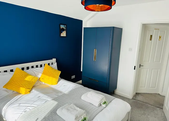 Chic 5 Bedroom House With Private Parking & Garden