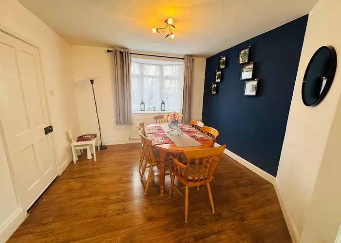 Chic 5 Bedroom House With Private Parking & Garden Bristol