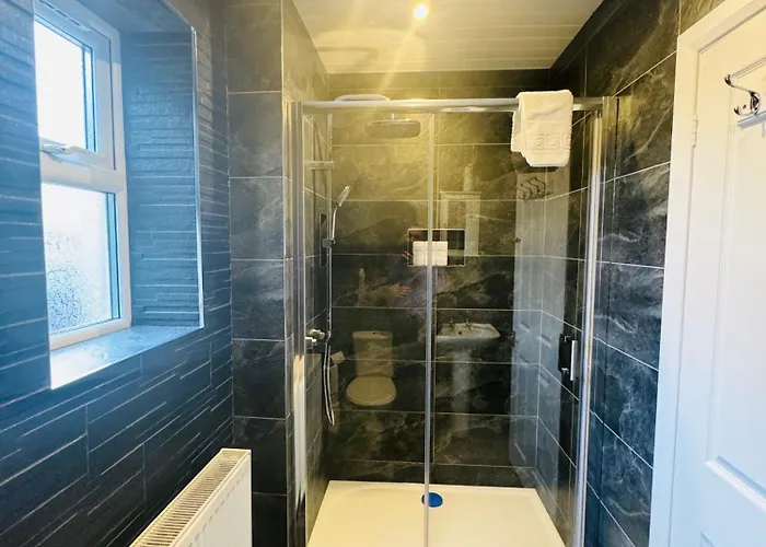 Semesterbostad Chic 5 Bedroom House With Private Parking & Garden